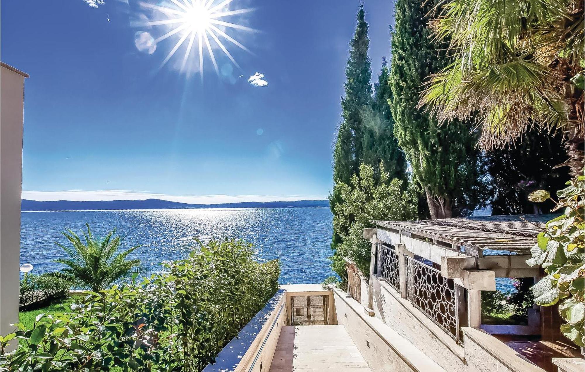 2 Bedroom Lovely Apartment In Crikvenica Eksteriør bilde