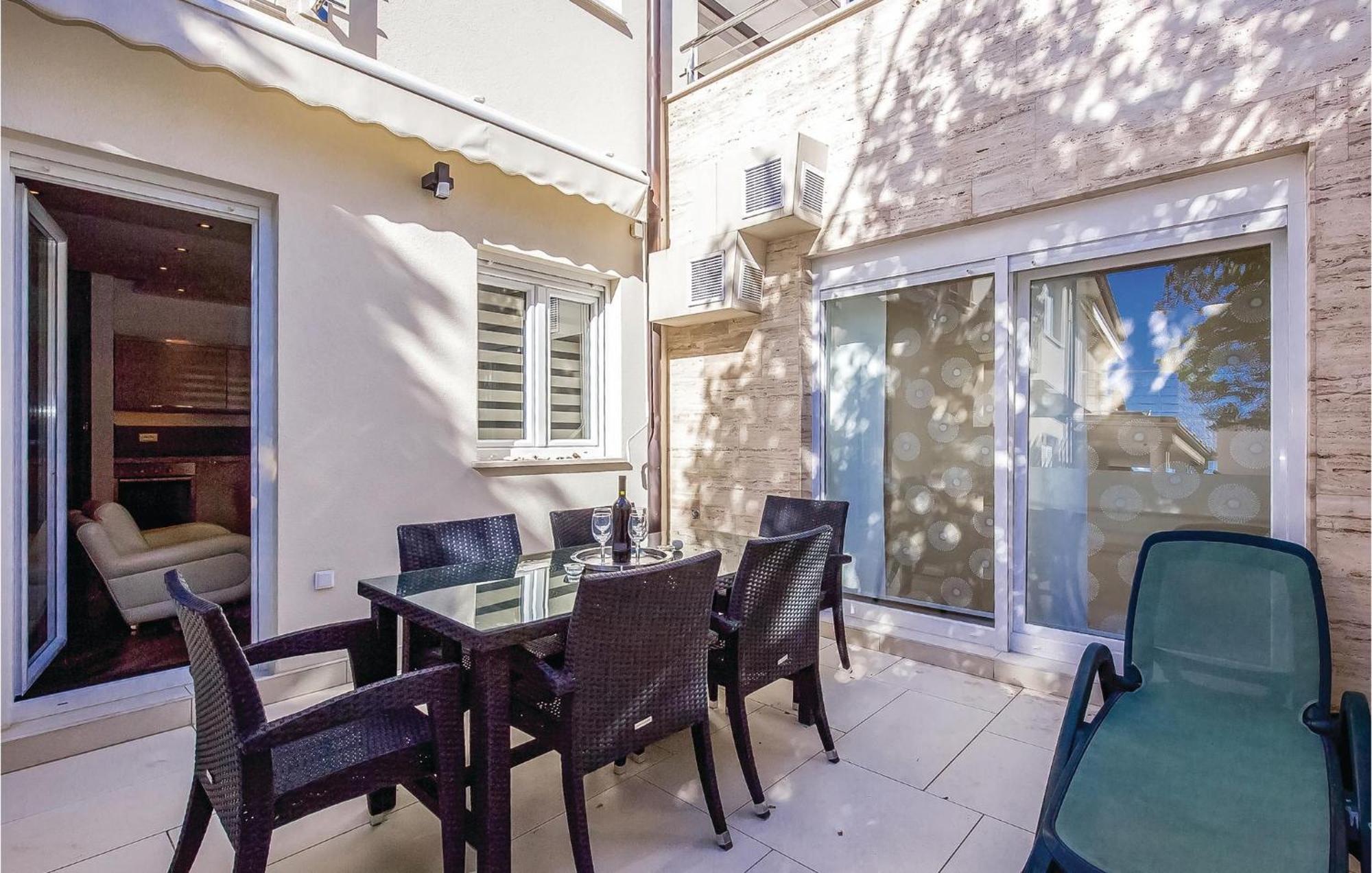 2 Bedroom Lovely Apartment In Crikvenica Eksteriør bilde