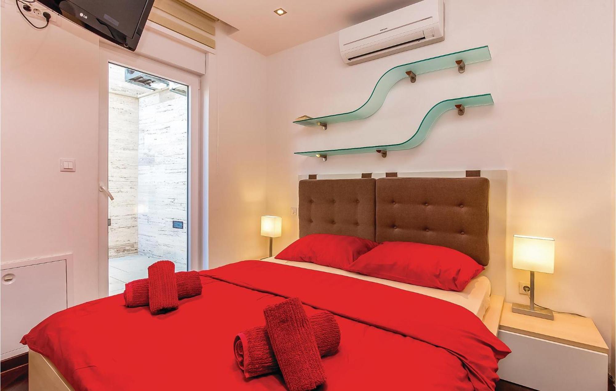 2 Bedroom Lovely Apartment In Crikvenica Eksteriør bilde