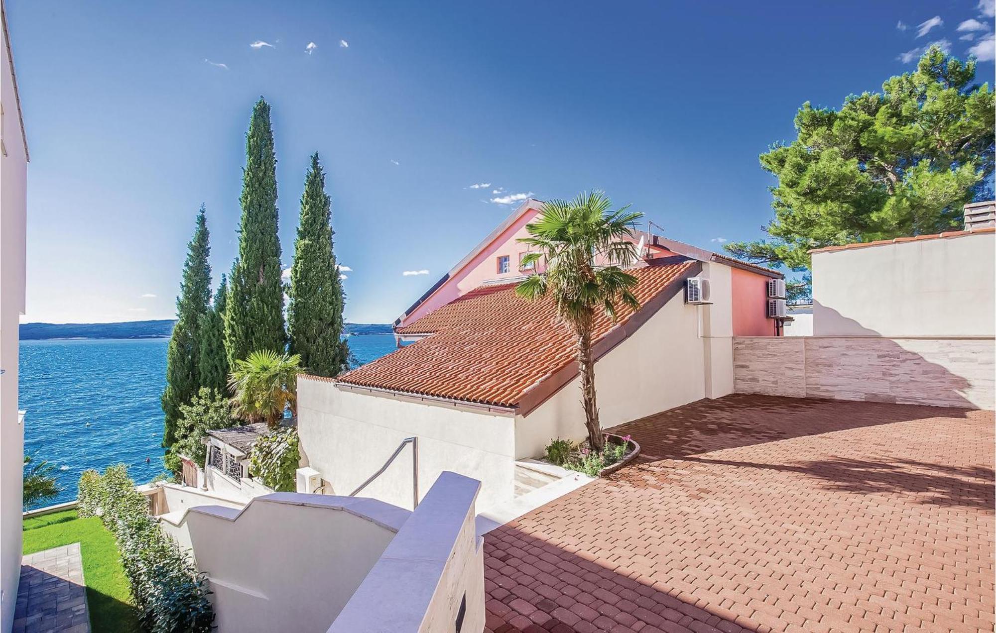 2 Bedroom Lovely Apartment In Crikvenica Eksteriør bilde