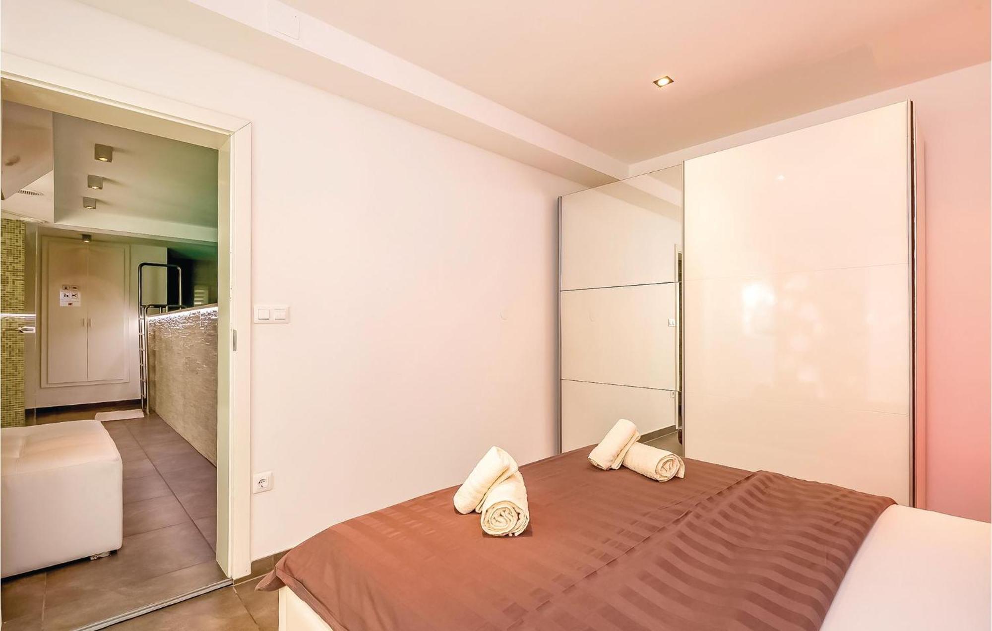 2 Bedroom Lovely Apartment In Crikvenica Eksteriør bilde